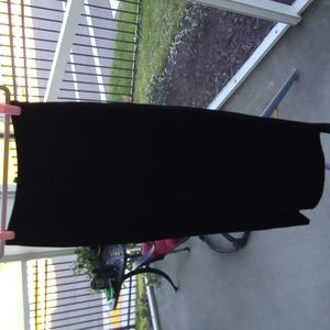 Long velvet skirt in black.